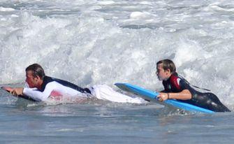 Enseña a surfear David Beckham a su hijo Brooklyn en las playas de Malibu