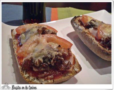 Tosta pizza pavo y cebolla caramelizada