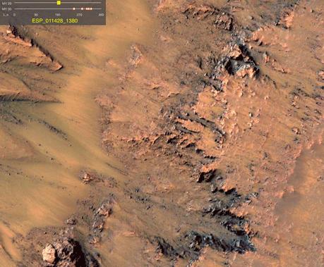 Misteriosos flujos oscuros brotan en verano en las laderas de Marte