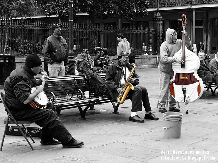 Músicos callejeros tocando en una calle de Nueva Orleans, Estados Unidos