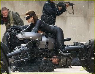 ¡ANNE HATHAWAY VESTIDA COMO CATWOMAN!