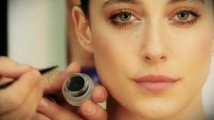 Eye liner en gel para el maquillaje de verano