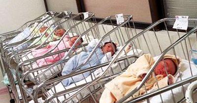 Uno de cada tres niños nace fuera del matrimonio en España