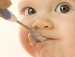 ¿Cuándo dar alimentos sólidos a los bebés?