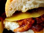 “Scrumptious bacon panini” suculento sandwich tocino