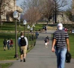 Obtienen títulos universitarios con los mejores promedios de Estados Unidos, pero están condenados a trabajar lavando platos: son los estudiantes indocumentados, hijos de inmigrantes ilegales que salen de las sombras para reclamar el derecho a ejercer su profesión.