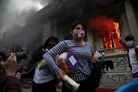 Incendiaron edificio del Congreso en Guatemala, pidiendo renuncia del presidente de la República.