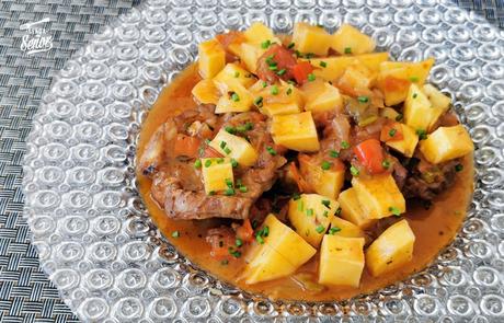 Caldereta de cordero con patatas, receta de guiso tradicional