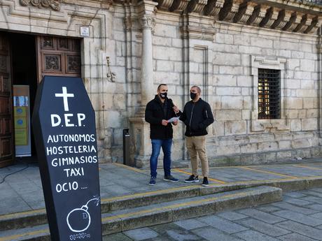 Autónomos, hostelería, gimnasios y gremio del Taxi escenifican la muerte de sus negocios