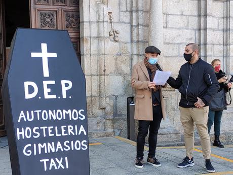 Autónomos, hostelería, gimnasios y gremio del Taxi escenifican la muerte de sus negocios