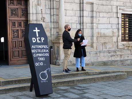 Autónomos, hostelería, gimnasios y gremio del Taxi escenifican la muerte de sus negocios