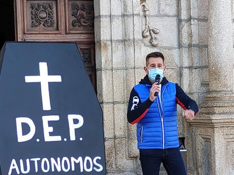 Autónomos, hostelería, gimnasios y gremio del Taxi escenifican la muerte de sus negocios