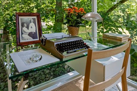 La instalación de la Farnsworth House reproduce la decoración original de Edith Farnsworth