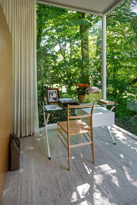 La instalación de la Farnsworth House reproduce la decoración original de Edith Farnsworth