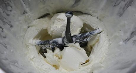 Vasitos de Turrón Jijona con Thermomix ® Echamos la nata y el queso para montar la nata