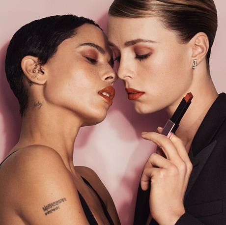 Viste los Labios con un Efecto Luminoso de Acabado Mate con The Slim Glow Matte de YSL campaña-the-slim-glow-matte