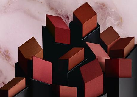 Viste los Labios con un Efecto Luminoso de Acabado Mate con The Slim Glow Matte de YSL tonos-the-slim-glow-matte