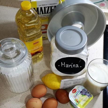 Los ingredientes necesarios para hacer el bizcocho de limón al varoma con Thermomix