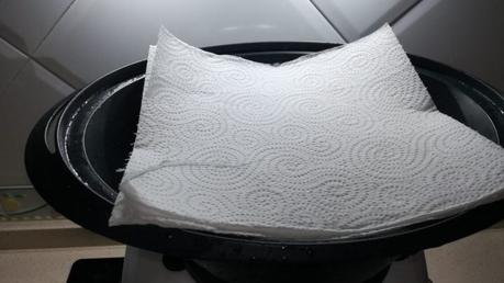 Ponemos unas servilletas encima para el agua