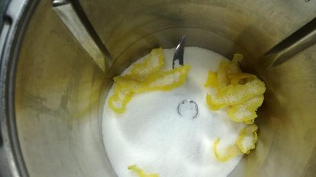 Echamos la piel del limón y el azúcar y pulverizamos