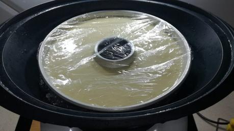 Ponemos el molde con el bizcocho en el varoma