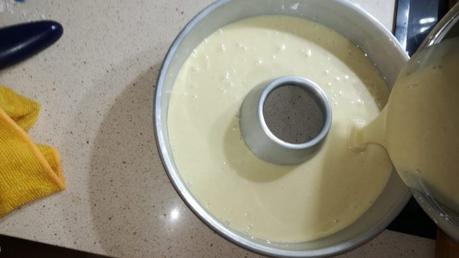 Echamos la mezcla en el molde previamente untado en aceite