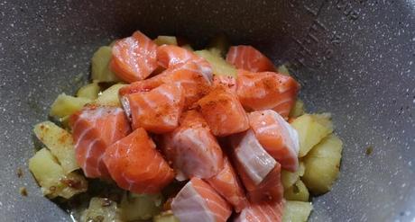 Guiso de Salmón con la Olla GM Cocemos el salmón junto a las patatas en la cubeta