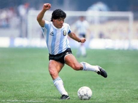 Fallece Maradona, icono del fùtbol mundial y la solidaridad.