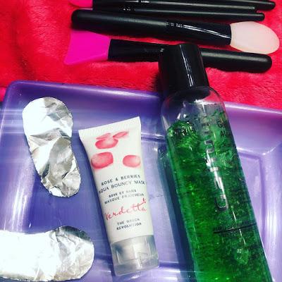 Rose & Berries Aqua Bouncy Mask + Parches Caseros de Aloe Vera Rose & Berries Aqua Bouncy Mask + Parches Caseros de Aloe Vera