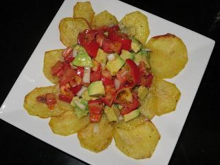 PICO DE GALLO CON AGUACATE Y PATATAS PICO DE GALLO CON AGUACATE Y PATATAS