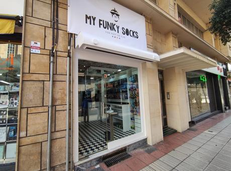 Ponferrada entra de lleno en el Black Friday y el centro recibe a ‘My Funky Socks’ una desenfadada tienda de calcetines