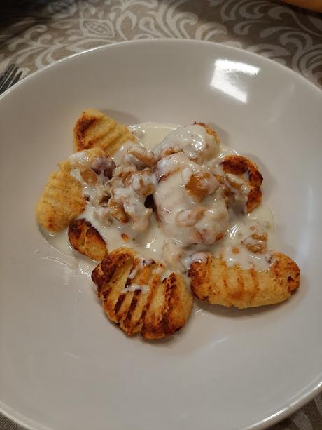 NOQUIS DE COLIFLOR CON SALSA DE GORGONZOLA Y NUECES