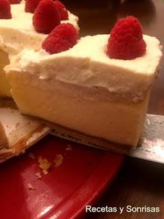 CHEESECAKE CON MOUSSE DE CHOCOLATE BLANCO Y FRAMBUESAS