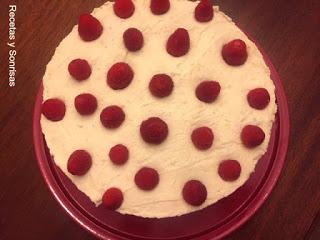 CHEESECAKE CON MOUSSE DE CHOCOLATE BLANCO Y FRAMBUESAS