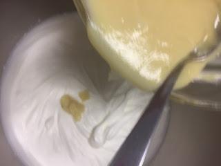 CHEESECAKE CON MOUSSE DE CHOCOLATE BLANCO Y FRAMBUESAS