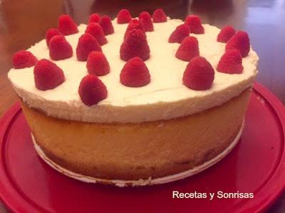 CHEESECAKE CON MOUSSE DE CHOCOLATE BLANCO Y FRAMBUESAS