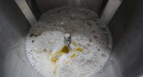 Masa de Pizza Fácil con Mambo Echamos todos los ingredientes en el vaso para mezclarlos