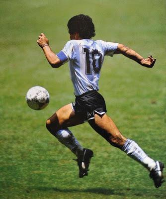 Nicolás Sartorius, “Rob” Gonsalves, el Emérito en el Ibex y Maradona, tal como era.