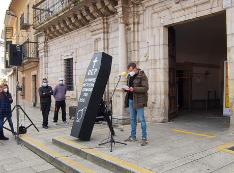 La concentración de los sectores afectados por los cierres, arranca el compromiso de apoyo de las administraciones locales