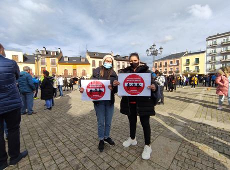 La concentración de los sectores afectados por los cierres, arranca el compromiso de apoyo de las administraciones locales