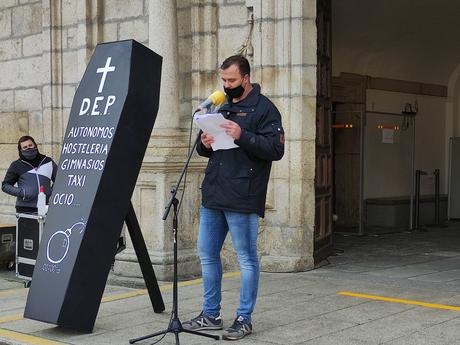 La concentración de los sectores afectados por los cierres, arranca el compromiso de apoyo de las administraciones locales