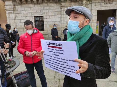 La concentración de los sectores afectados por los cierres, arranca el compromiso de apoyo de las administraciones locales