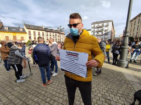 La concentración de los sectores afectados por los cierres, arranca el compromiso de apoyo de las administraciones locales