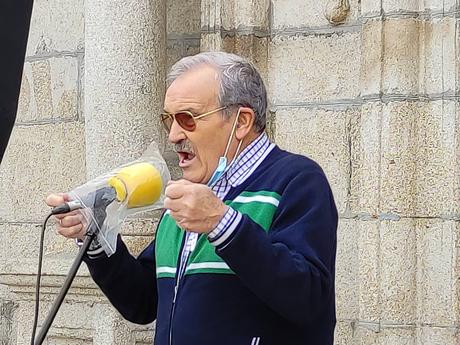 La concentración de los sectores afectados por los cierres, arranca el compromiso de apoyo de las administraciones locales