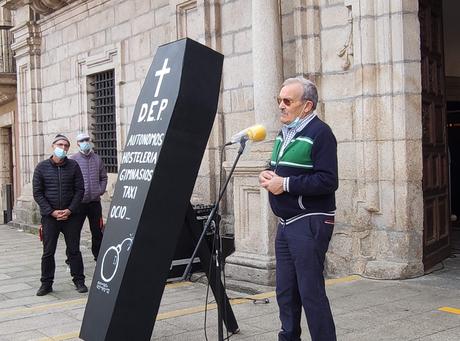 La concentración de los sectores afectados por los cierres, arranca el compromiso de apoyo de las administraciones locales