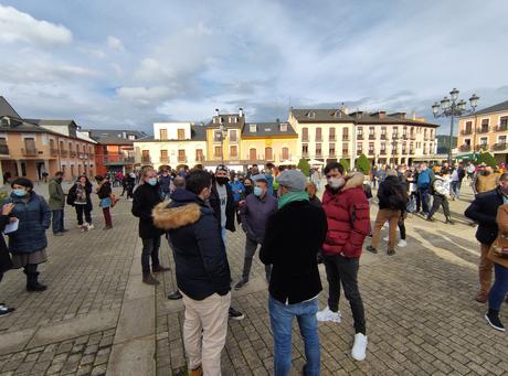 La concentración de los sectores afectados por los cierres, arranca el compromiso de apoyo de las administraciones locales