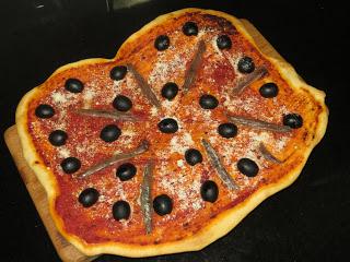 COCA DE TOMATE, ACEITUNAS Y ANCHOAS