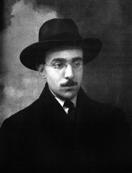 FERNANDO PESSOA EN EL 85 ANIVERSARIO DE SU MUERTE: TRAS LA SOMBRA DEL POETA