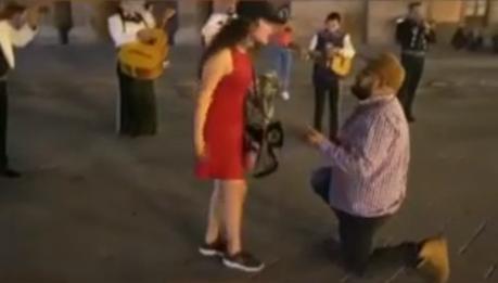 Video: Pide matrimonio en Plaza del Carmen y es rechazado