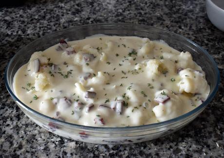 Coliflor con taquitos de jamón con salsa bechamel gratinada al horno